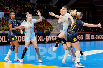 08/12/2021 - Larissa Nusser of the Netherlands in a duel with Nina Dano of Sweden during the IHF Women's World Championship 2021, Group D handball match between Netherlands and Sweden on December 7, 2021 at Palacio de Deportes de Torrevieja in Torrevieja, Spain - IHF WOMEN'S WORLD CHAMPIONSHIP 2021, GROUP D - NETHERLANDS VS SWEDEN - PALLAMANO - ALTRO