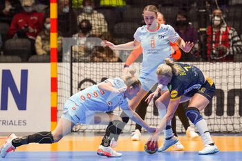 08/12/2021 - Merel Freriks of the Netherlands in a duel with Linn Blohm of Sweden during the IHF Women's World Championship 2021, Group D handball match between Netherlands and Sweden on December 7, 2021 at Palacio de Deportes de Torrevieja in Torrevieja, Spain - IHF WOMEN'S WORLD CHAMPIONSHIP 2021, GROUP D - NETHERLANDS VS SWEDEN - PALLAMANO - ALTRO