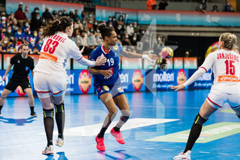 11/12/2021 - Oceane Sercien Ugolin of France in action against Marija Petrovic of Serbia during the IHF Women's World Championship 2021, Main Round III match between Serbia and France on December 11, 2021 at Palau d'Esports de Granollers in Granollers, Barcelona, Spain - IHF WOMEN'S WORLD CHAMPIONSHIP 2021, MAIN ROUND III - SERBIA VS FRANCE - PALLAMANO - ALTRO