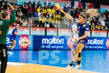 11/12/2021 - Chloe Valentini of France in action during the IHF Women's World Championship 2021, Main Round III match between Serbia and France on December 11, 2021 at Palau d'Esports de Granollers in Granollers, Barcelona, Spain - IHF WOMEN'S WORLD CHAMPIONSHIP 2021, MAIN ROUND III - SERBIA VS FRANCE - PALLAMANO - ALTRO