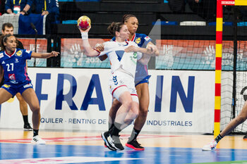 11/12/2021 - Aleksandra Stamenic of Serbia in action against Beatrice Edwige of France during the IHF Women's World Championship 2021, Main Round III match between Serbia and France on December 11, 2021 at Palau d'Esports de Granollers in Granollers, Barcelona, Spain - IHF WOMEN'S WORLD CHAMPIONSHIP 2021, MAIN ROUND III - SERBIA VS FRANCE - PALLAMANO - ALTRO