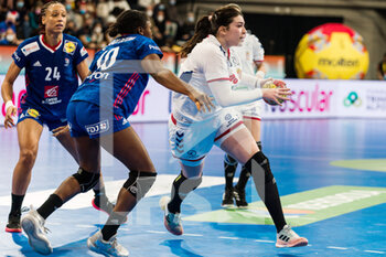 11/12/2021 - Marija Petrovic of Serbia and Grace Zaadi Deuna of France during the IHF Women's World Championship 2021, Main Round III match between Serbia and France on December 11, 2021 at Palau d'Esports de Granollers in Granollers, Barcelona, Spain - IHF WOMEN'S WORLD CHAMPIONSHIP 2021, MAIN ROUND III - SERBIA VS FRANCE - PALLAMANO - ALTRO