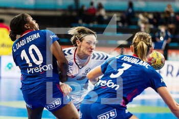 11/12/2021 - Kristina Liscevic of Serbia competes with Grace Zaadi Deuna of France during the IHF Women's World Championship 2021, Main Round III match between Serbia and France on December 11, 2021 at Palau d'Esports de Granollers in Granollers, Barcelona, Spain - IHF WOMEN'S WORLD CHAMPIONSHIP 2021, MAIN ROUND III - SERBIA VS FRANCE - PALLAMANO - ALTRO