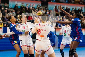 11/12/2021 - Andela Janjusevic of Serbia in action against Allison Pineau of France during the IHF Women's World Championship 2021, Main Round III match between Serbia and France on December 11, 2021 at Palau d'Esports de Granollers in Granollers, Barcelona, Spain - IHF WOMEN'S WORLD CHAMPIONSHIP 2021, MAIN ROUND III - SERBIA VS FRANCE - PALLAMANO - ALTRO