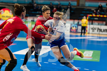 2021-12-11 - Elena Mikhaylichenko of RHF competes with Nikolina Vukcevic of Montenegro during the IHF Women's World Championship 2021, Main Round III handball match between Montenegro and RHF (Russia) on December 11, 2021 at Palau d'Esports de Granollers in Granollers, Barcelona, Spain - IHF WOMEN'S WORLD CHAMPIONSHIP 2021, MAIN ROUND III - MONTENEGRO VS RHF (RUSSIA) - HANDBALL - OTHER SPORTS