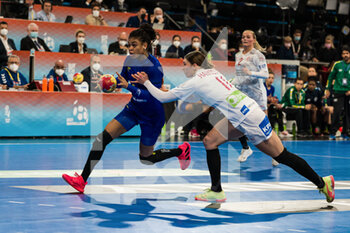 14/12/2021 - Bruna de Paula of Brazil competes with Line Haugsted of Denmark during the IHF Women's World Championship 2021, Quarter Final handball match between Denmark and Brazil on December 14, 2021 at Palau d'Esports de Granollers in Granollers, Barcelona, Spain - IHF WOMEN'S WORLD CHAMPIONSHIP 2021, QUARTER FINA - DENMARK VS BRAZIL - PALLAMANO - ALTRO