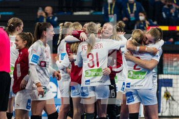 14/12/2021 - Denmark team celebrates the victory during the IHF Women's World Championship 2021, Quarter Final handball match between Denmark and Brazil on December 14, 2021 at Palau d'Esports de Granollers in Granollers, Barcelona, Spain - IHF WOMEN'S WORLD CHAMPIONSHIP 2021, QUARTER FINA - DENMARK VS BRAZIL - PALLAMANO - ALTRO