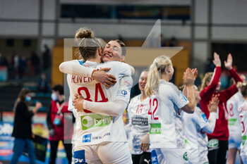 14/12/2021 - Line Haugsted and Rikke Iversen of Denmark celebrate the victory during the IHF Women's World Championship 2021, Quarter Final handball match between Denmark and Brazil on December 14, 2021 at Palau d'Esports de Granollers in Granollers, Barcelona, Spain - IHF WOMEN'S WORLD CHAMPIONSHIP 2021, QUARTER FINA - DENMARK VS BRAZIL - PALLAMANO - ALTRO