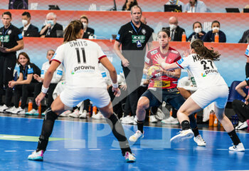 14/12/2021 - Alicia Fernandez of Spain in action against Julia Maidhof of Germany during the IHF Women's World Championship 2021, Quarter Final handball match between Spain and Germany on December 14, 2021 at Palau d'Esports de Granollers in Granollers, Barcelona, Spain - IHF WOMEN'S WORLD CHAMPIONSHIP 2021, QUARTER FINAL - SPAIN VS GERMANY - PALLAMANO - ALTRO