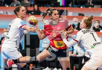 14/12/2021 - Carmen Campos of Spain competes with Melke Schmelzer of Germany during the IHF Women's World Championship 2021, Quarter Final handball match between Spain and Germany on December 14, 2021 at Palau d'Esports de Granollers in Granollers, Barcelona, Spain - IHF WOMEN'S WORLD CHAMPIONSHIP 2021, QUARTER FINAL - SPAIN VS GERMANY - PALLAMANO - ALTRO