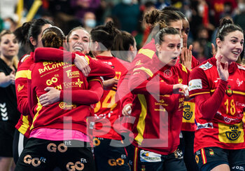 14/12/2021 - Spain team celebrates the victory during the IHF Women's World Championship 2021, Quarter Final handball match between Spain and Germany on December 14, 2021 at Palau d'Esports de Granollers in Granollers, Barcelona, Spain - IHF WOMEN'S WORLD CHAMPIONSHIP 2021, QUARTER FINAL - SPAIN VS GERMANY - PALLAMANO - ALTRO