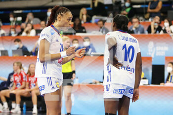 19/12/2021 - Beatrice Edwige and Grace Zaadi Deuna of France during the IHF Women's World Championship 2021, final handball match between France and Norway on December 19, 2021 at Palau d'Esports de Granollers in Granollers, Barcelona, Spain - IHF WOMEN'S WORLD CHAMPIONSHIP 2021, FINAL - FRANCE VS NORWAY - PALLAMANO - ALTRO