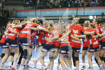 19/12/2021 - Norway players celebrates winning the IHF Women's World Championship 2021, final handball match between France and Norway on December 19, 2021 at Palau d'Esports de Granollers in Granollers, Barcelona, Spain - IHF WOMEN'S WORLD CHAMPIONSHIP 2021, FINAL - FRANCE VS NORWAY - PALLAMANO - ALTRO
