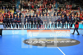 19/12/2021 - Podium, Team Norway celebrates winning the IHF Women's World Championship 2021, final handball match between France and Norway on December 19, 2021 at Palau d'Esports de Granollers in Granollers, Barcelona, Spain - IHF WOMEN'S WORLD CHAMPIONSHIP 2021, FINAL - FRANCE VS NORWAY - PALLAMANO - ALTRO