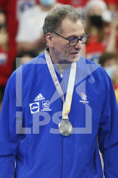 19/12/2021 - Coach Olivier Krumbholz of France during the Medal ceremony after the IHF Women's World Championship 2021, final handball match between France and Norway on December 19, 2021 at Palau d'Esports de Granollers in Granollers, Barcelona, Spain - IHF WOMEN'S WORLD CHAMPIONSHIP 2021, FINAL - FRANCE VS NORWAY - PALLAMANO - ALTRO