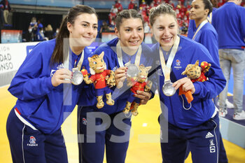 19/12/2021 - Lucie Granier, Laura Flippes and Chloe Valentini of France celebrate the 2nd place during the IHF Women's World Championship 2021, final handball match between France and Norway on December 19, 2021 at Palau d'Esports de Granollers in Granollers, Barcelona, Spain - IHF WOMEN'S WORLD CHAMPIONSHIP 2021, FINAL - FRANCE VS NORWAY - PALLAMANO - ALTRO