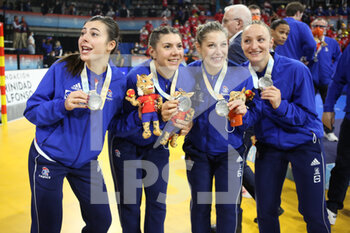 19/12/2021 - Lucie Granier, Laura Flippes, Chloe Valentini and Alicia Toublanc of France celebrate the 2nd place during the IHF Women's World Championship 2021, final handball match between France and Norway on December 19, 2021 at Palau d'Esports de Granollers in Granollers, Barcelona, Spain - IHF WOMEN'S WORLD CHAMPIONSHIP 2021, FINAL - FRANCE VS NORWAY - PALLAMANO - ALTRO
