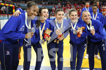 19/12/2021 - Orlane Kanor, Lucie Granier, Laura Flippes, Chloe Valentini and Alicia Toublanc of France celebrate the 2nd place during the IHF Women's World Championship 2021, final handball match between France and Norway on December 19, 2021 at Palau d'Esports de Granollers in Granollers, Barcelona, Spain - IHF WOMEN'S WORLD CHAMPIONSHIP 2021, FINAL - FRANCE VS NORWAY - PALLAMANO - ALTRO