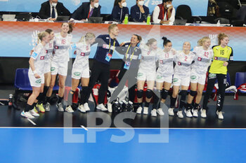 2021-12-19 - Team of Denmark celebrates during the IHF Women's World Championship 2021, Third place final handball match between Denmark and Spain on December 19, 2021 at Palau d'Esports de Granollers in Granollers, Barcelona, Spain - IHF WOMEN'S WORLD CHAMPIONSHIP 2021, THIRD PLACE FINAL - DENMARK AND SPAIN - HANDBALL - OTHER SPORTS