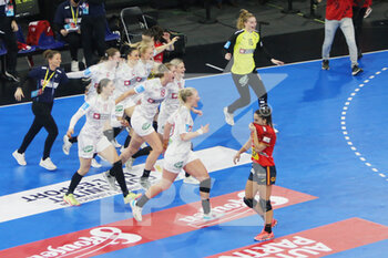 2021-12-19 - Team of Denmark celebrates winning the IHF Women's World Championship 2021, Third place final handball match between Denmark and Spain on December 19, 2021 at Palau d'Esports de Granollers in Granollers, Barcelona, Spain - IHF WOMEN'S WORLD CHAMPIONSHIP 2021, THIRD PLACE FINAL - DENMARK AND SPAIN - HANDBALL - OTHER SPORTS
