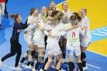 2021-12-19 - Team of Denmark celebrates winning the IHF Women's World Championship 2021, Third place final handball match between Denmark and Spain on December 19, 2021 at Palau d'Esports de Granollers in Granollers, Barcelona, Spain - IHF WOMEN'S WORLD CHAMPIONSHIP 2021, THIRD PLACE FINAL - DENMARK AND SPAIN - HANDBALL - OTHER SPORTS