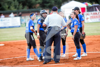 2021-08-20 - Referee and players of the team Saronno from Italy - WOMEN'S EUROPEAN CUP WINNERS CUP 2021 - SOFTBALL - OTHER SPORTS