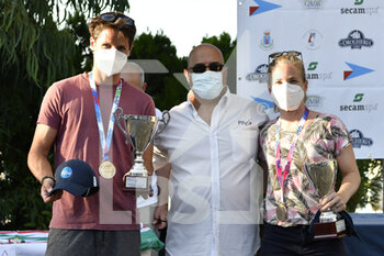 2021-08-07 - S. Giovanoli and S. Zurfluh during the award ceremony of the of the Master 470 Cup, on Lake of Bracciano, 7th of August 2021 - SAILING 470 MASTER CUP 2021 - SAILING - OTHER SPORTS