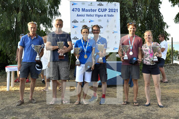 2021-08-07 - U. Thieme, F. Thieme, B. Kouwenhoven, J. Kouwenhoven, S. Giovanoli and S. Zurfluh during during the award ceremony of the of the Master 470 Cup, on Lake of Bracciano, 7th of August 2021 - SAILING 470 MASTER CUP 2021 - SAILING - OTHER SPORTS