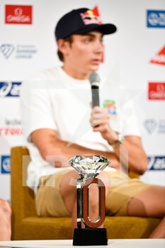 2021-08-27 - The trophy of the Diamond League in front of Armand "Mondo" Duplantis (Men's Pole Vault) of Sweden during the press conference prior to Meeting de Paris, IAAF Wanda Diamond League, Meeting de Paris Athletics event at Pullman Bercy Hotel, in Paris, France, on August 27, 2021 - Photo Victor Joly / DPPI - IAAF WANDA DIAMOND LEAGUE, MEETING DE PARIS - INTERNATIONALS - ATHLETICS