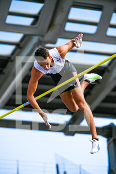 2021-08-28 - KC Lightfoot (Men's Pole Vault) of the USA competes during the IAAF Wanda Diamond League, Meeting de Paris Athletics event on August 28, 2021 at Charlety stadium in Paris, France - Photo Victor Joly / DPPI - IAAF WANDA DIAMOND LEAGUE, MEETING DE PARIS 2021 - INTERNATIONALS - ATHLETICS