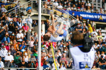 2021-08-28 - Armand "Mondo" Duplantis (Men's Pole Vault) of Sweden competes, tries to improve his own world record and fails a jump at 6.19m during the IAAF Wanda Diamond League, Meeting de Paris Athletics event on August 28, 2021 at Charlety stadium in Paris, France - Photo Victor Joly / DPPI - IAAF WANDA DIAMOND LEAGUE, MEETING DE PARIS 2021 - INTERNATIONALS - ATHLETICS