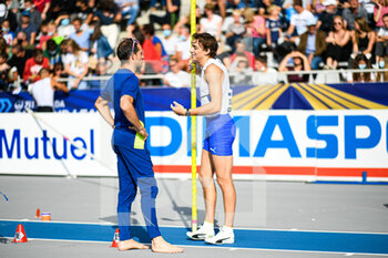 2021-08-28 - Armand "Mondo" Duplantis (Men's Pole Vault) of Sweden (right) and Renaud Lavillenie of France compete during the IAAF Wanda Diamond League, Meeting de Paris Athletics event on August 28, 2021 at Charlety stadium in Paris, France - Photo Victor Joly / DPPI - IAAF WANDA DIAMOND LEAGUE, MEETING DE PARIS 2021 - INTERNATIONALS - ATHLETICS