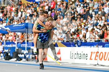 2021-08-28 - Christopher "Chris" Nilsen of the USA carries Sam Kendricks of the USA and Valentin Lavillenie of France (Men's Pole Vault) during the IAAF Wanda Diamond League, Meeting de Paris Athletics event on August 28, 2021 at Charlety stadium in Paris, France - Photo Victor Joly / DPPI - IAAF WANDA DIAMOND LEAGUE, MEETING DE PARIS 2021 - INTERNATIONALS - ATHLETICS