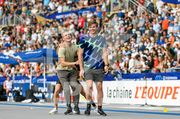 2021-08-28 - Christopher "Chris" Nilsen of the USA carries Sam Kendricks of the USA and Valentin Lavillenie of France (Men's Pole Vault) during the IAAF Wanda Diamond League, Meeting de Paris Athletics event on August 28, 2021 at Charlety stadium in Paris, France - Photo Victor Joly / DPPI - IAAF WANDA DIAMOND LEAGUE, MEETING DE PARIS 2021 - INTERNATIONALS - ATHLETICS