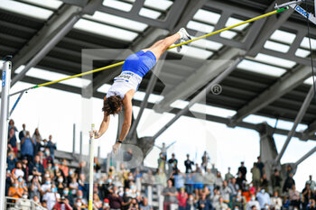 2021-08-28 - Armand "Mondo" Duplantis (Men's Pole Vault) of Sweden competes, tries to improve his own world record and fails a jump at 6.19m during the IAAF Wanda Diamond League, Meeting de Paris Athletics event on August 28, 2021 at Charlety stadium in Paris, France - Photo Victor Joly / DPPI - IAAF WANDA DIAMOND LEAGUE, MEETING DE PARIS 2021 - INTERNATIONALS - ATHLETICS