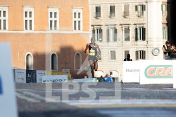 2021-09-19 - TRACK&FIELD - FINISH LINE WITH KIPRONO TOP ATHLETE DURING THE ACEA RUN ROME - THE MARATHON AT FORI IMPERIALI ON 19TH SEPTEMBER 2021 IN ROME ITALY - ACEA RUN ROME - MARATHON - ATHLETICS