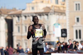 2021-09-19 - TRACK&FIELD - FINISH LINE WITH KIPSAAT TOP ATHLETE DURING THE ACEA RUN ROME - THE MARATHON AT FORI IMPERIALI ON 19TH SEPTEMBER 2021 IN ROME ITALY - ACEA RUN ROME - MARATHON - ATHLETICS