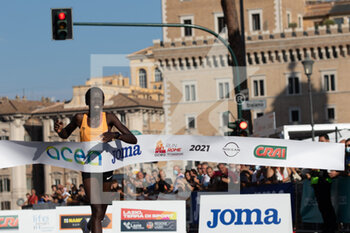 2021-09-19 - TRACK&FIELD - FINISH LINE WITH CHERONO LAGAT TOP ATHLETE DURING THE ACEA RUN ROME - THE MARATHON AT FORI IMPERIALI ON 19TH SEPTEMBER 2021 IN ROME ITALY - ACEA RUN ROME - MARATHON - ATHLETICS