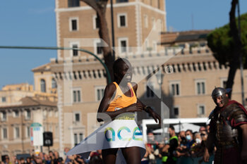 2021-09-19 - TRACK&FIELD - FINISH LINE WITH CHERONO LAGAT TOP ATHLETE DURING THE ACEA RUN ROME - THE MARATHON AT FORI IMPERIALI ON 19TH SEPTEMBER 2021 IN ROME ITALY - ACEA RUN ROME - MARATHON - ATHLETICS