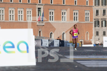 2021-09-19 - TRACK&FIELD - FINISH LINE WITH JIRIFAT TOP ATHLETE DURING THE ACEA RUN ROME - THE MARATHON AT FORI IMPERIALI ON 19TH SEPTEMBER 2021 IN ROME ITALY - ACEA RUN ROME - MARATHON - ATHLETICS