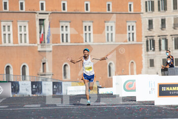 2021-09-19 - TRACK&FIELD - FINISH LINE WITH CALCATERRA TOP ATHLETE DURING THE ACEA RUN ROME - THE MARATHON AT FORI IMPERIALI ON 19TH SEPTEMBER 2021 IN ROME ITALY - ACEA RUN ROME - MARATHON - ATHLETICS