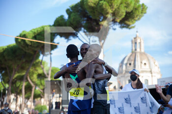 2021-09-19 - TRACK&FIELD - FINISH LINE WITH TOP ATHLETES DURING THE ACEA RUN ROME - THE MARATHON AT FORI IMPERIALI ON 19TH SEPTEMBER 2021 IN ROME ITALY - ACEA RUN ROME - MARATHON - ATHLETICS