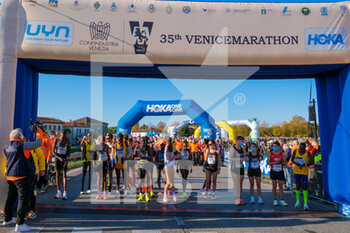 24/10/2021 - Top Runner wait the starting marathon - 35TH CONFINDUSTRIA VENEZIA VENICEMARATHON - MARATONA - ATLETICA