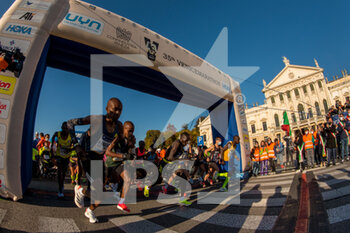 24/10/2021 - start of the marathon for the Top Runner - 35TH CONFINDUSTRIA VENEZIA VENICEMARATHON - MARATONA - ATLETICA