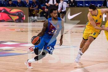 2021-10-01 - Cory Higgins of FC Barcelona in action during the Turkish Airlines EuroLeague basketball match between FC Barcelona and Alba Berlin on October 1, 2021 at Palau Blaugrana in Barcelona, Spain - FC BARCELONA VS ALBA BERLIN - EUROLEAGUE - BASKETBALL