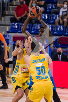 2021-10-01 - Nigel Hayes-Davis of FC Barcelona competes with Yovel Zoosman of Alba Berlin during the Turkish Airlines EuroLeague basketball match between FC Barcelona and Alba Berlin on October 1, 2021 at Palau Blaugrana in Barcelona, Spain - FC BARCELONA VS ALBA BERLIN - EUROLEAGUE - BASKETBALL