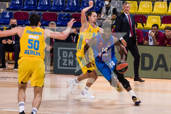 2021-10-01 - Nigel Hayes-Davis of FC Barcelona in action against Marcus Eriksson of Alba Berlin during the Turkish Airlines EuroLeague basketball match between FC Barcelona and Alba Berlin on October 1, 2021 at Palau Blaugrana in Barcelona, Spain - FC BARCELONA VS ALBA BERLIN - EUROLEAGUE - BASKETBALL
