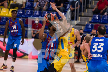 2021-10-01 - Brandon Davies of FC Barcelona competes with Ben Lammers of Alba Berlin during the Turkish Airlines EuroLeague basketball match between FC Barcelona and Alba Berlin on October 1, 2021 at Palau Blaugrana in Barcelona, Spain - FC BARCELONA VS ALBA BERLIN - EUROLEAGUE - BASKETBALL