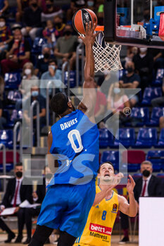 2021-10-01 - Brandon Davies of FC Barcelona in action against Marcus Eriksson of Alba Berlin during the Turkish Airlines EuroLeague basketball match between FC Barcelona and Alba Berlin on October 1, 2021 at Palau Blaugrana in Barcelona, Spain - FC BARCELONA VS ALBA BERLIN - EUROLEAGUE - BASKETBALL
