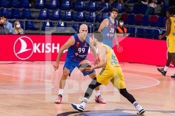 2021-10-01 - Tamir Blatt of Alba Berlin in action against Nick Calathes of FC Barcelona during the Turkish Airlines EuroLeague basketball match between FC Barcelona and Alba Berlin on October 1, 2021 at Palau Blaugrana in Barcelona, Spain - FC BARCELONA VS ALBA BERLIN - EUROLEAGUE - BASKETBALL
